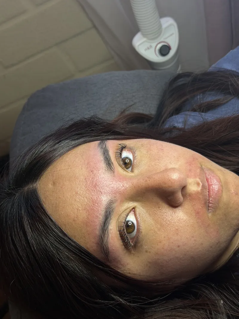 Después: laminado de cejas y lifting de pestañas hecho por Nicole Muñoz